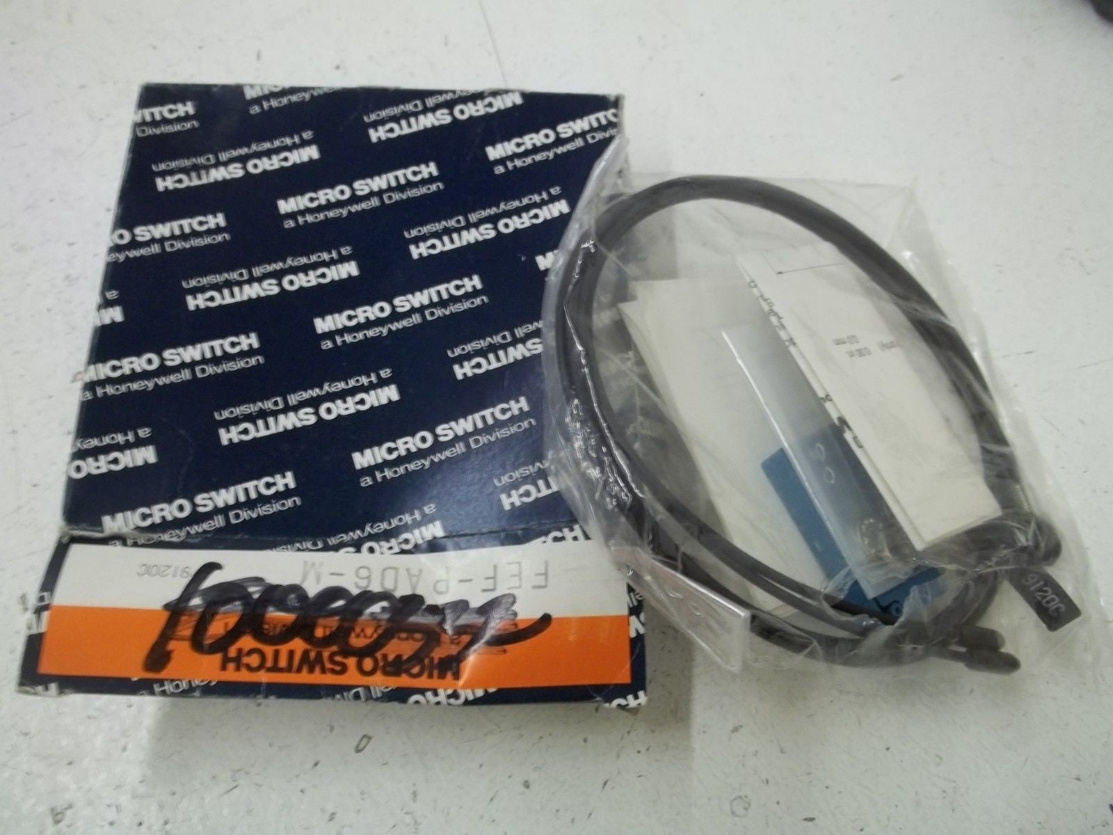 MICROSWITCH FEF-PAD6-M FIBER OPTIC CABLE *NEW IN BOX*