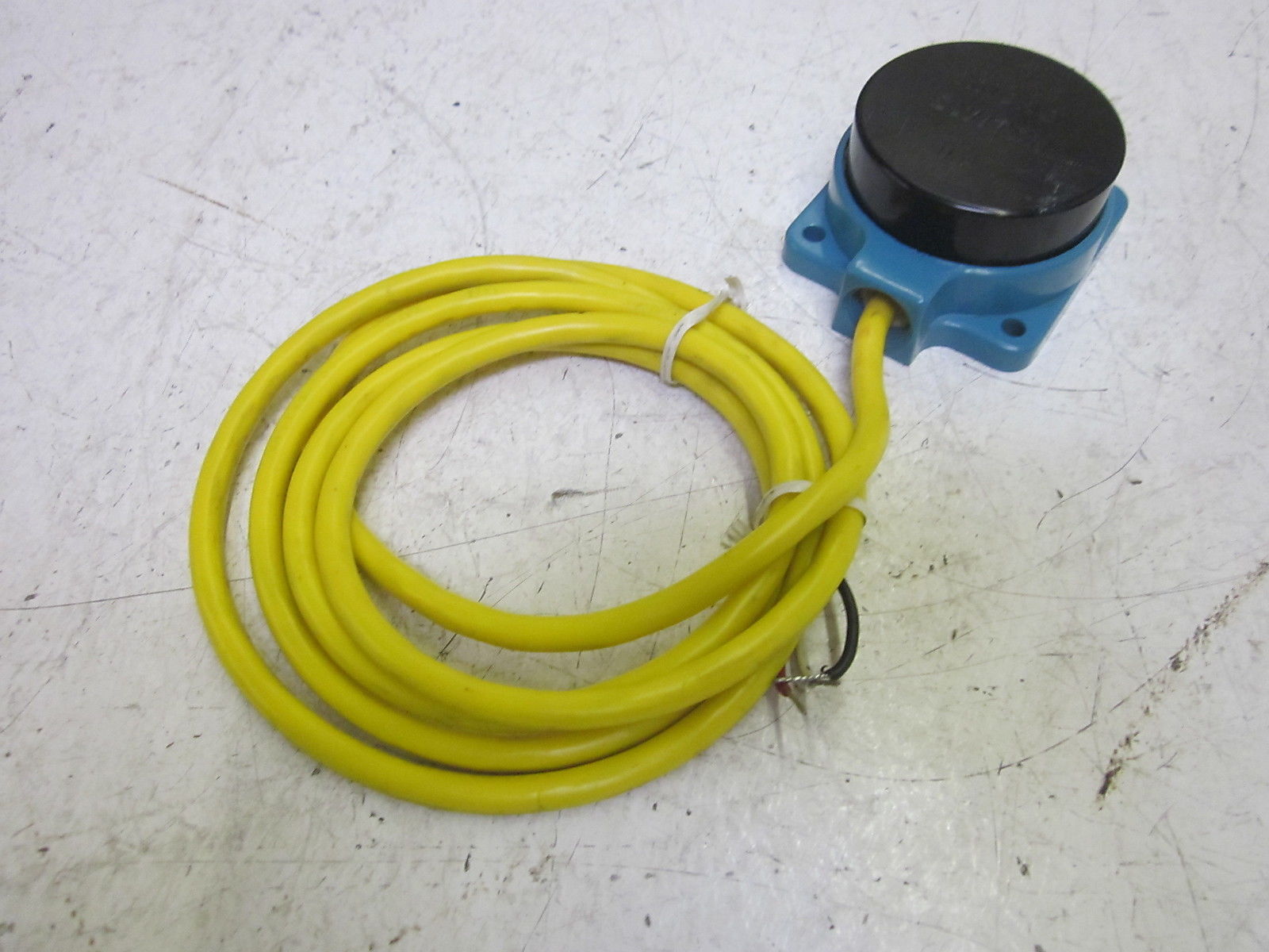 MICROSWITCH FYDD32C3-2 PROXIMITY SENSOR 120VAC  *USED*