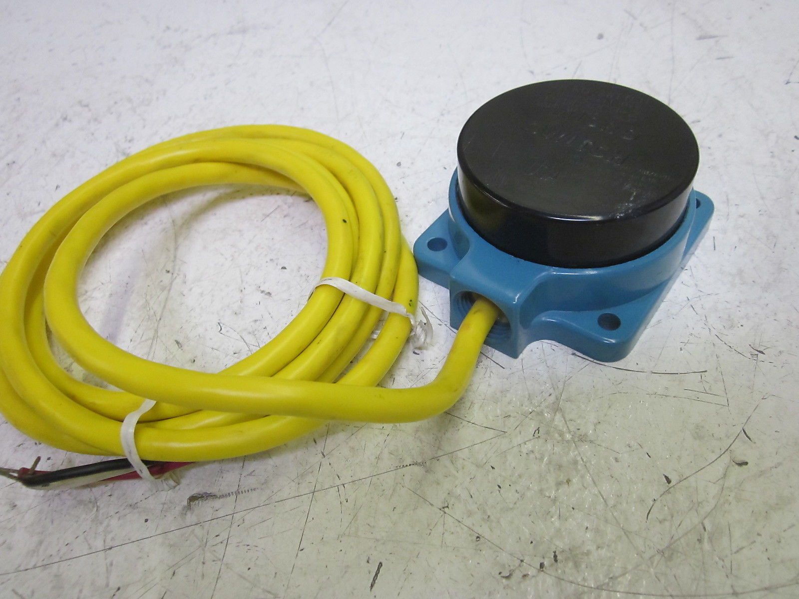 MICROSWITCH FYDD32C3-2 PROXIMITY SENSOR 120VAC  *USED*