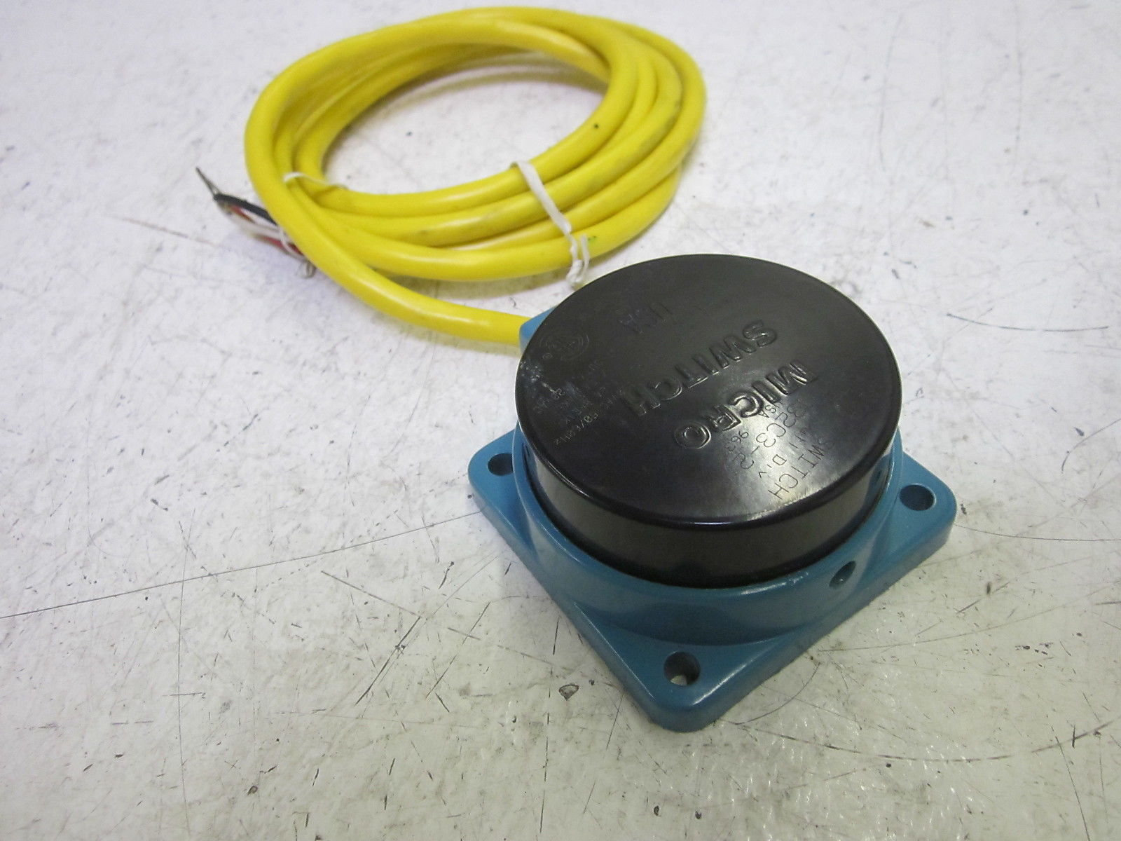 MICROSWITCH FYDD32C3-2 PROXIMITY SENSOR 120VAC  *USED*