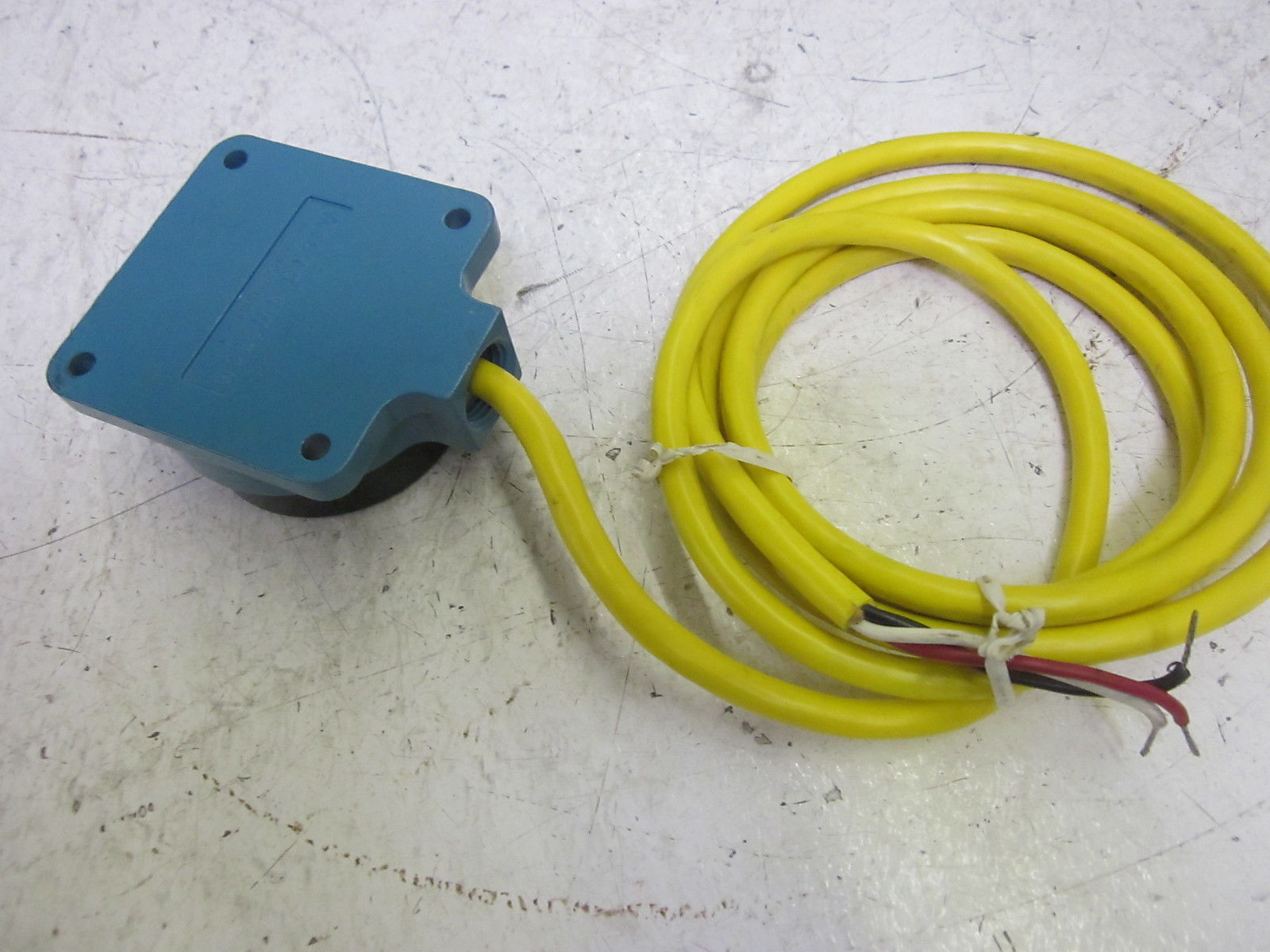 MICROSWITCH FYDD32C3-2 PROXIMITY SENSOR 120VAC  *USED*