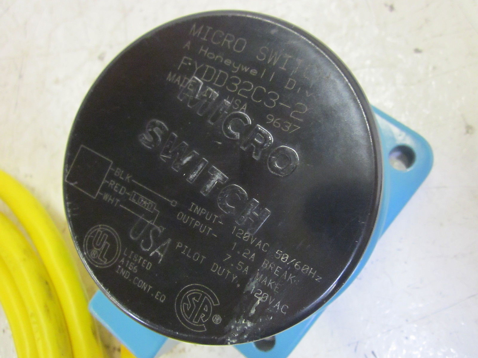 MICROSWITCH FYDD32C3-2 PROXIMITY SENSOR 120VAC  *USED*