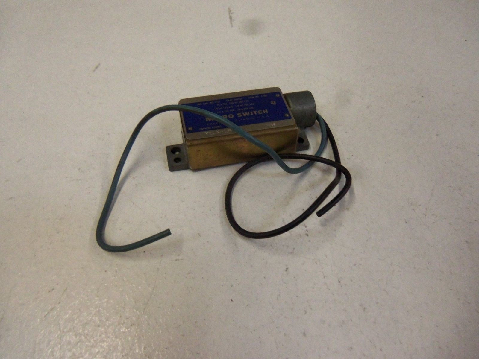 MICROSWITCH LIMIT SNAP SWITCH YZLN-LH *USED*