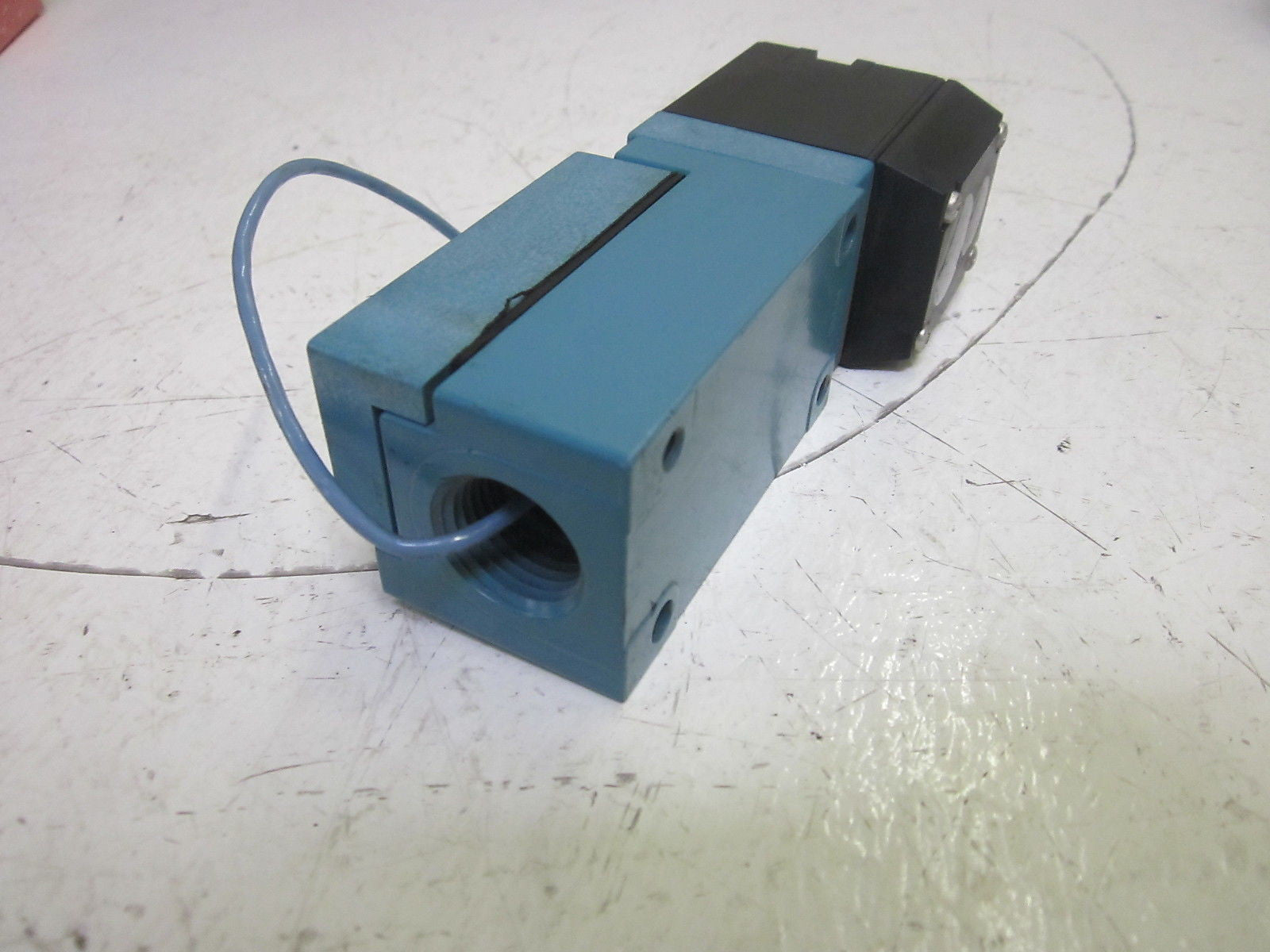 MICRO SWITCH MP2S11 W/ MP2D2 PROXIMITY SENSOR *USED*