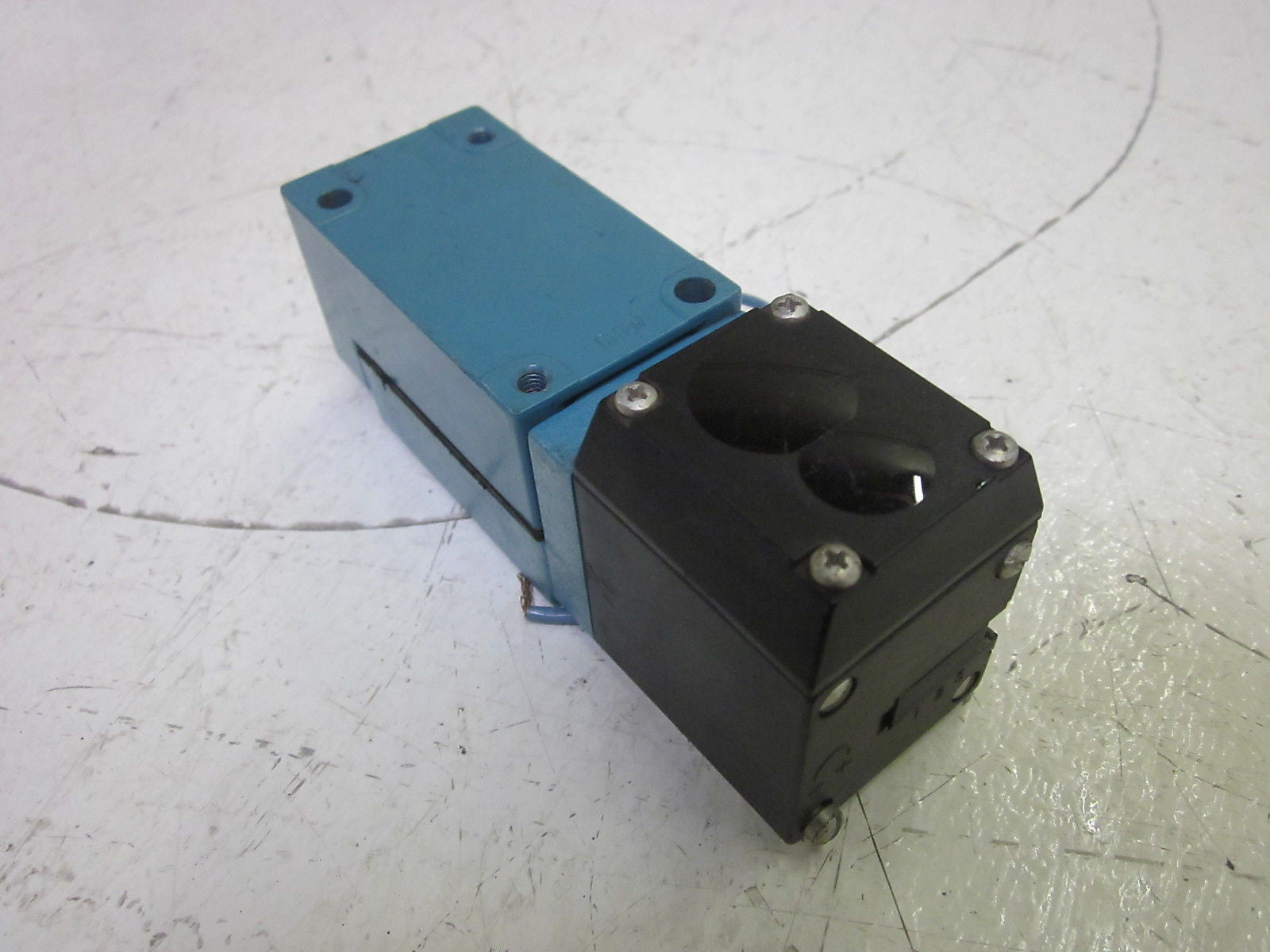 MICRO SWITCH MP2S11 W/ MP2D2 PROXIMITY SENSOR *USED*