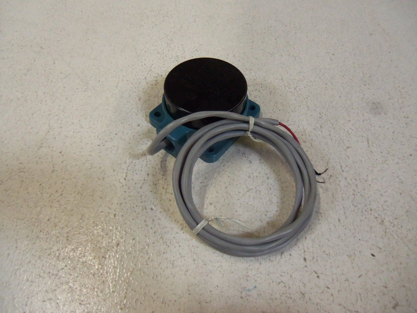 MICROSWITCH PROXIMITY SENSOR FYDD32C4-2 *USED*