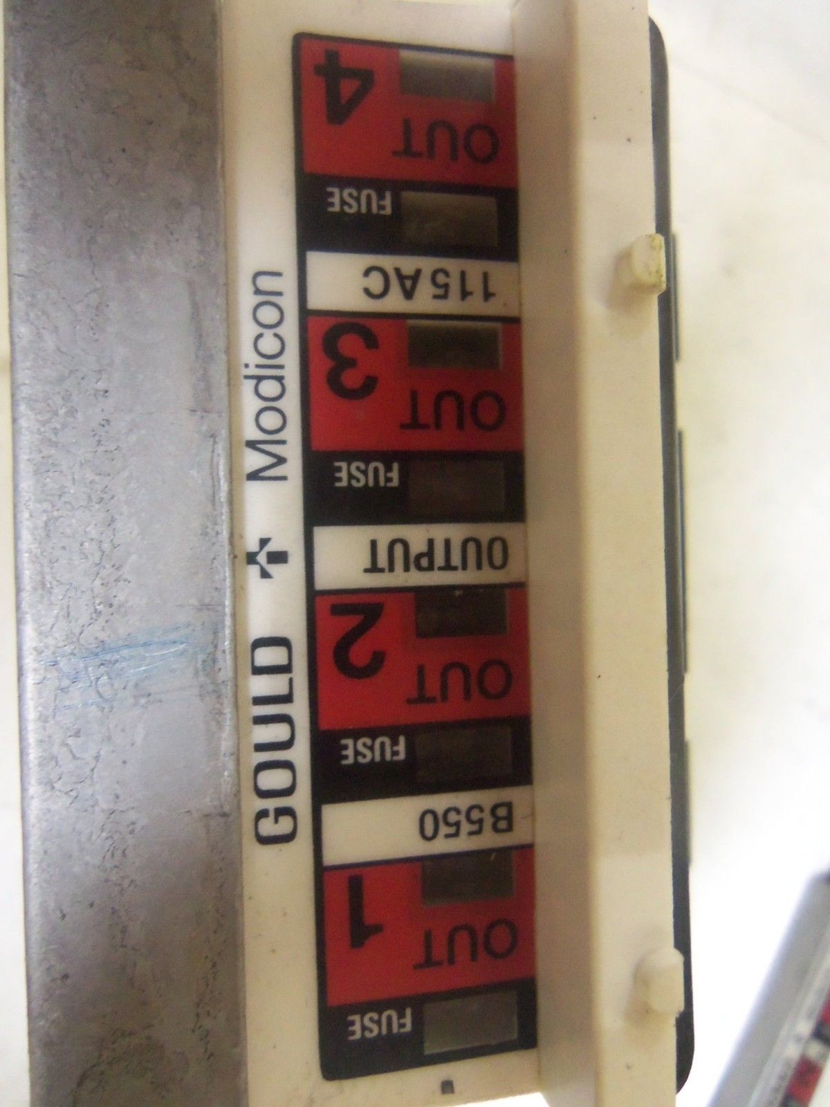 GOULD MODICON B550 OUTPUT MODULE 115 AC *USED*