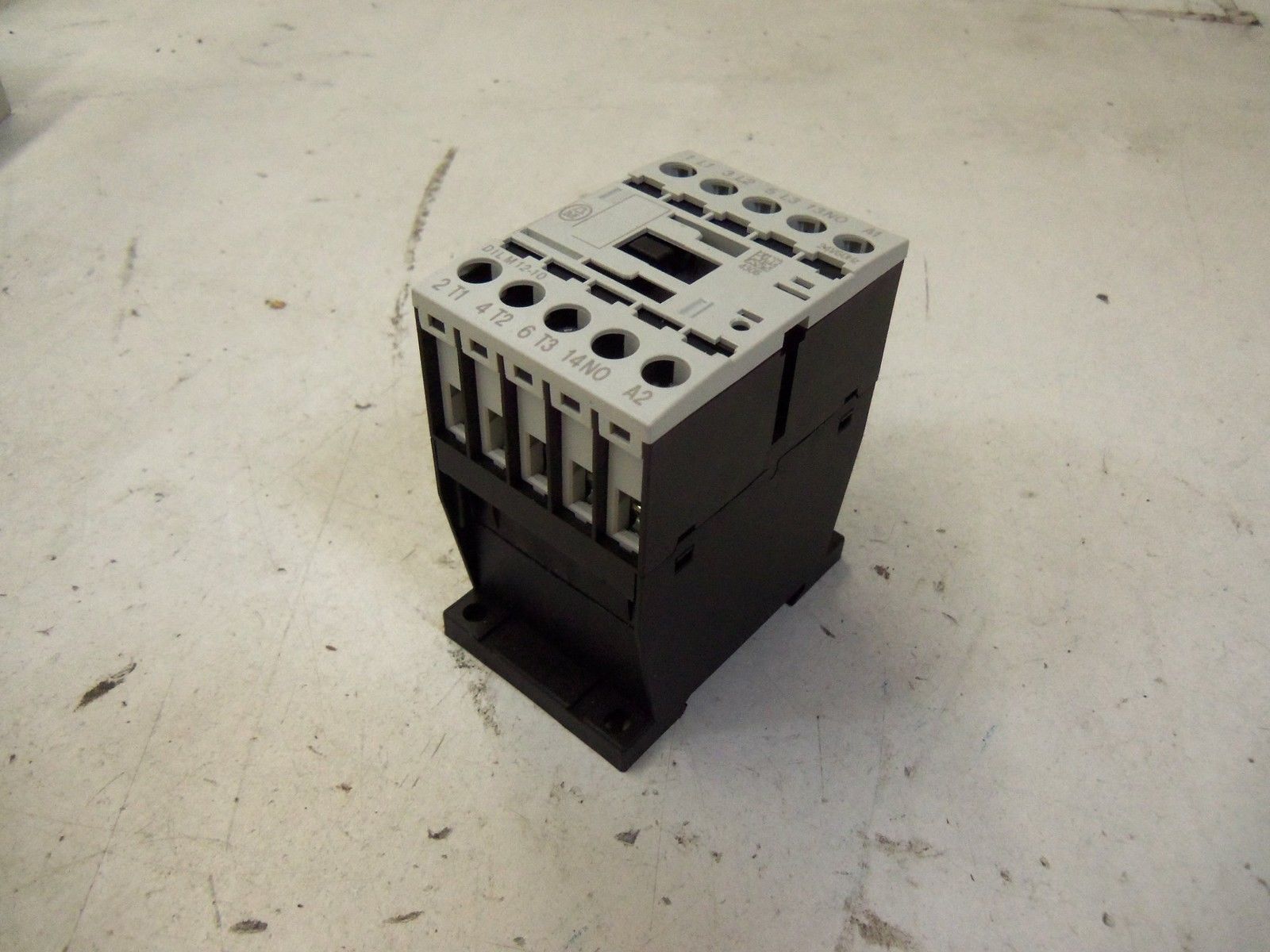 MOELLER DILM12-10 24V60HZ *NEW IN BOX*