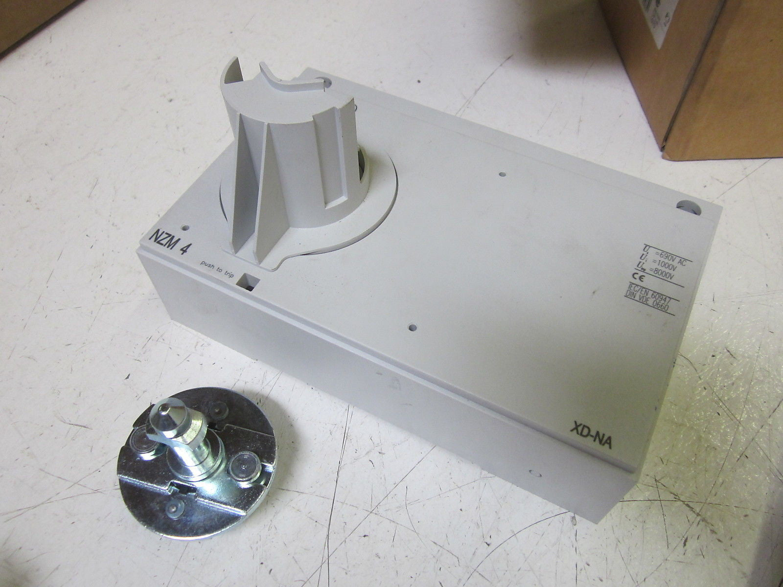 MOELLER NZM4-XTVD-NA DOOR COUPLING ROTARY HANDLE (AS PICTURED)  *NEW IN BOX*
