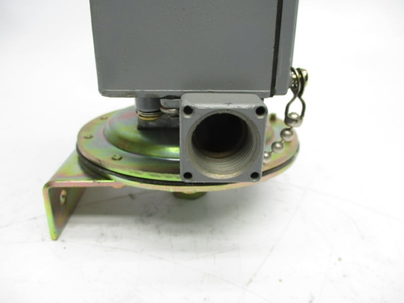 SQUARE D 9012GGW-1 SER. C 6.9BAR 100PSI 3/4" NSNP