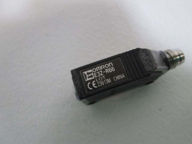 OMRON PHOTOELECTRIC SWITCH E3Z-R66 *USED*