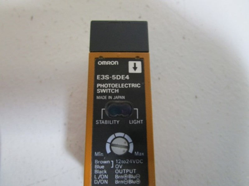 OMRON PHOTOELECTRIC SWITCH E3S-5DE4 *USED*