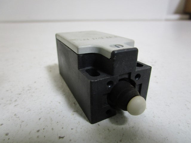 SIEMENS LIMIT SWITCH 3SE3200-1  *NEW NO BOX*