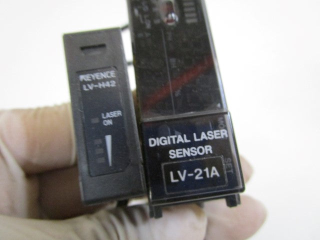 KEYENCE LASER SENSOR LV-H42 W/ LV-21A *NEW IN BOX*