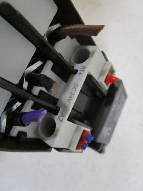 SIEMENS CONTACTOR DC24V 3RT1024-1B..0 W/ 3RH1921-1FA22 *USED*
