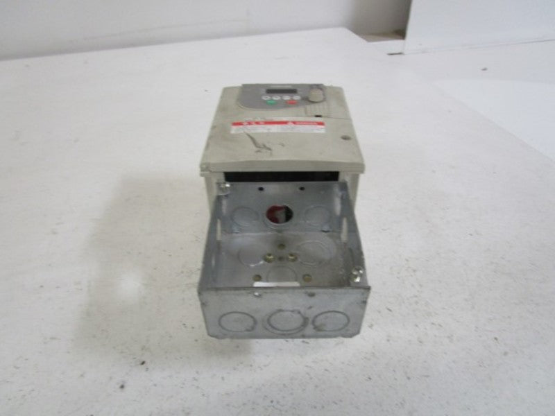 TOSHIBA TRANSISTOR INVERTER VFS9-4015PL-WN (AS PICTURED) *USED*