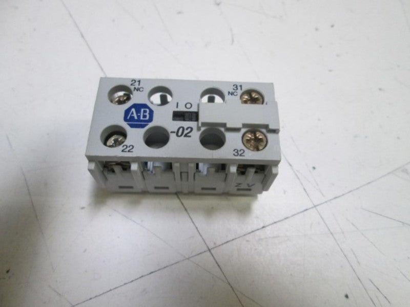 INDUSTRIAL SPARE PART AUXILIARY CONTACT 195-MB02 SER. A  UNMP