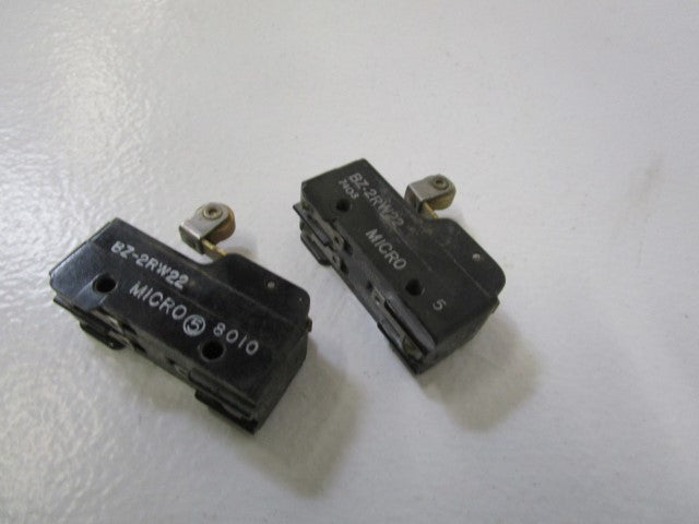 LOT OF 2 MICROSWITCH LIMIT SWITCH LEVER ROLLER BZ-2RW22 *USED*