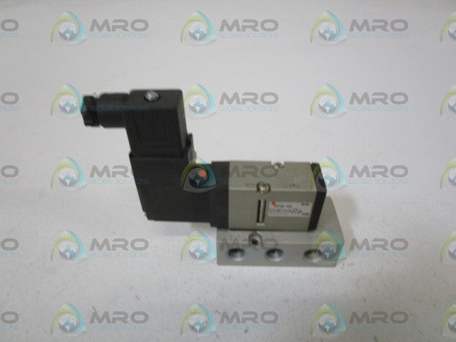 SMC PILOT SOLENOID VALVE W/ MANIFOLD VF3143-5DZ *NEW NO BOX*