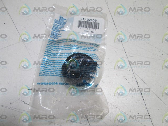 LEVITON  3ZL09 LAMP HOLDER  * NEW IN FACTORY BAG *
