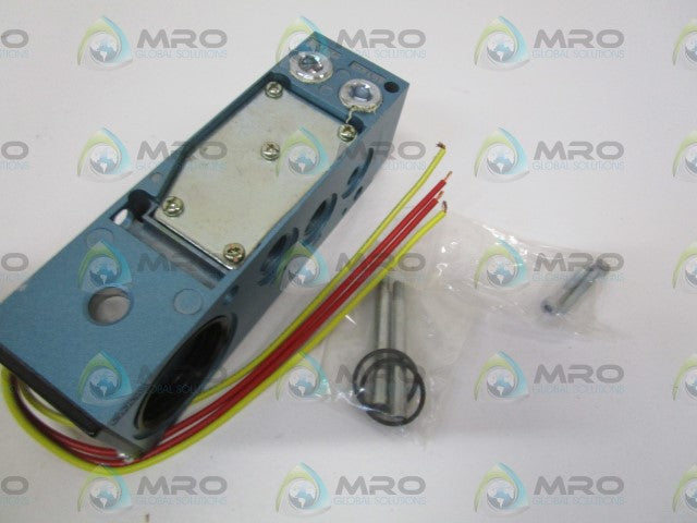 MAC MANIFOLD FOR VALVE 82A-0A-CPA *NEW NO BOX*