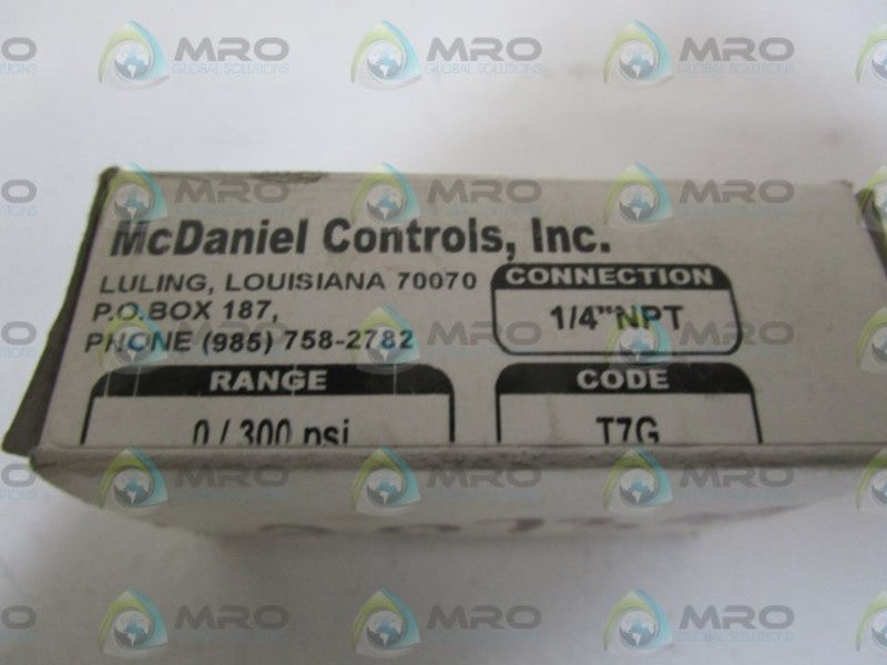 McDANIEL CONTROLS 1/4"NPT 0/300PSI PRESSURE GAUGE T7G *NEW IN BOX*