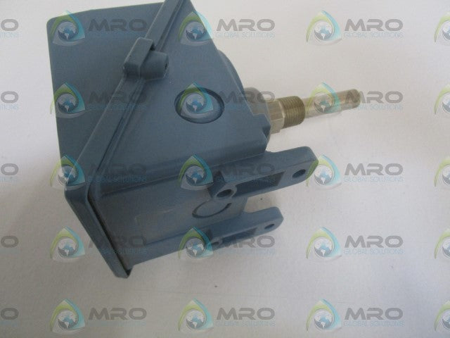UNITED ELECTRIC 0-225F TEMPERATURE SWITCH C402-120 *NEW NO BOX*