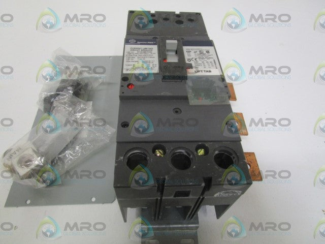 GENERAL ELECTRIC SFHA36AT0250 CIRCUIT BREAKER (CRAKED AS PICTURED) *NEW NO BOX*