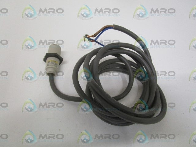 OMRON E2F-X5E1 PROXIMITY SWITCH (AS PICTURED) *NEW NO BOX*