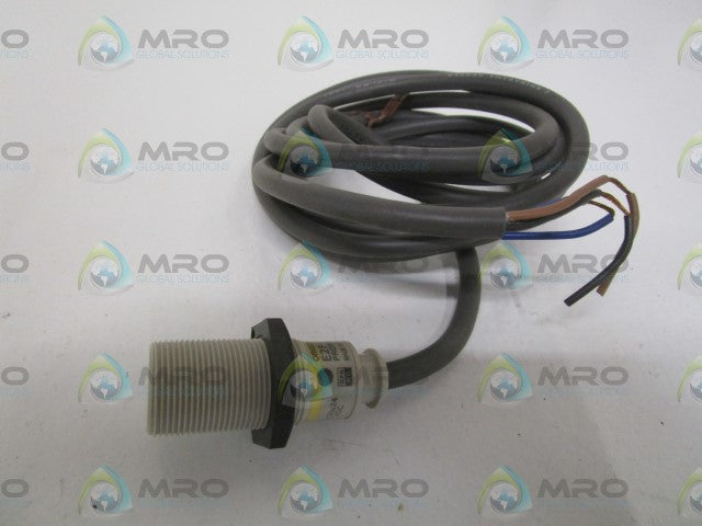 OMRON E2F-X5E1 PROXIMITY SWITCH (AS PICTURED) *NEW NO BOX*
