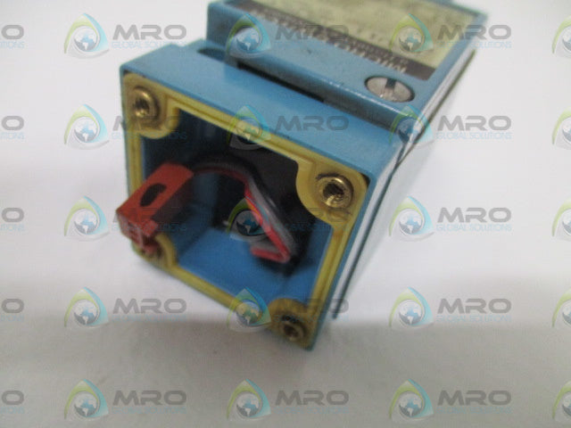 MICROSWITCH MPV11  AMPLIFIER BASE *USED*