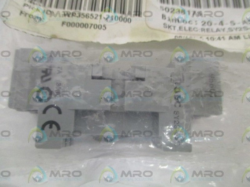 IDEC SY2S-05C FINGERSAFE SOCKET *NEW IN FACTORY BAG*