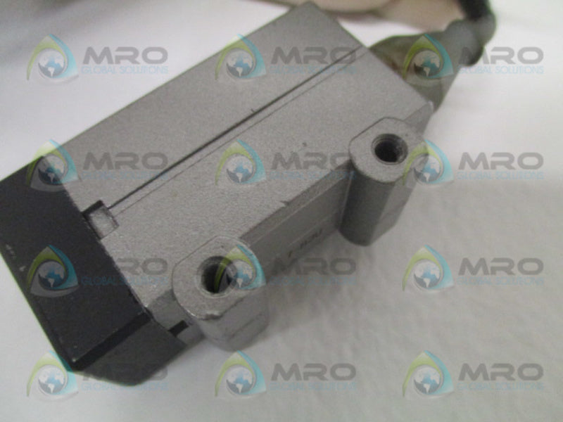 MICRO SWITCH FE3-DA6-M PHOTOELECTRIC SENSOR SWITCH (GREY)  UNMP