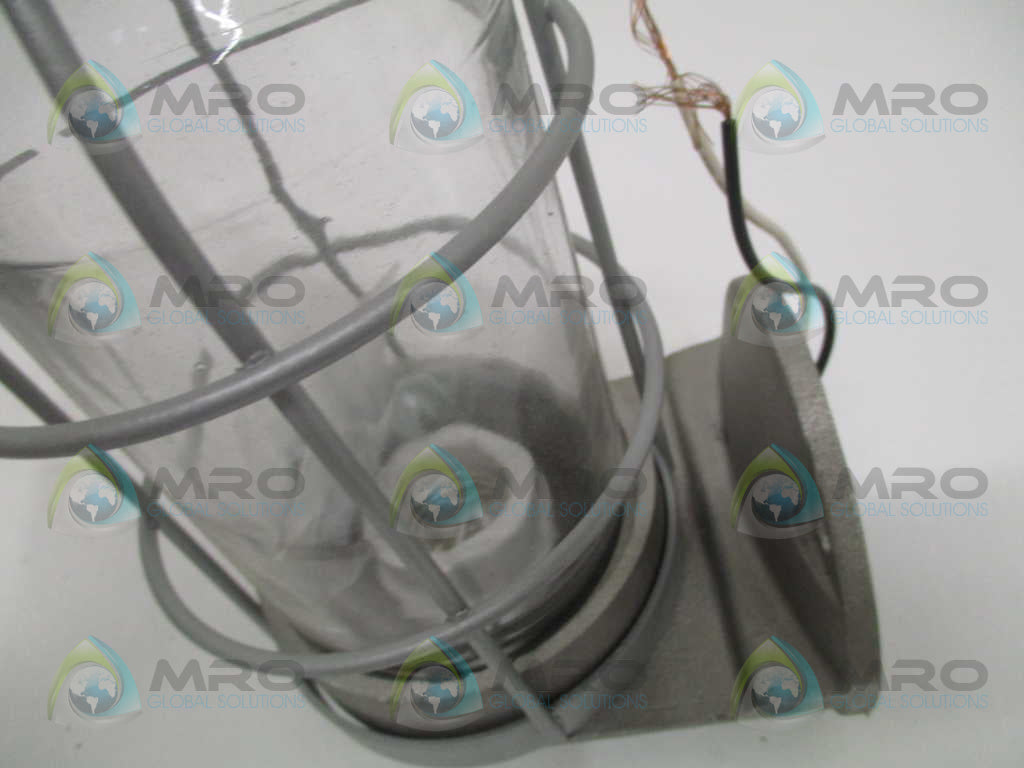THOMAS & BETTS B100-GG RIGHT ANGLE BRACKET GLASS GLOBE/GUARD *NEW IN BOX*