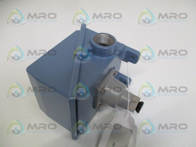 UNITED ELECTRIC J400-358 PRESSURE SWITCH 0-200 PSI *NEW IN BOX*