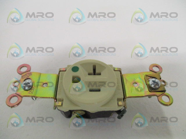 PASS & SEYMOUR 8301-I SINGLE RECEPTACLE *NEW IN BOX*