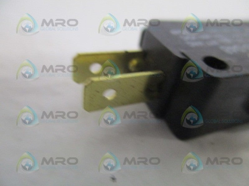 MICROSWITCH V7-2B17D8-048 LEVER LIMIT SWITCH *NEW NO BOX*