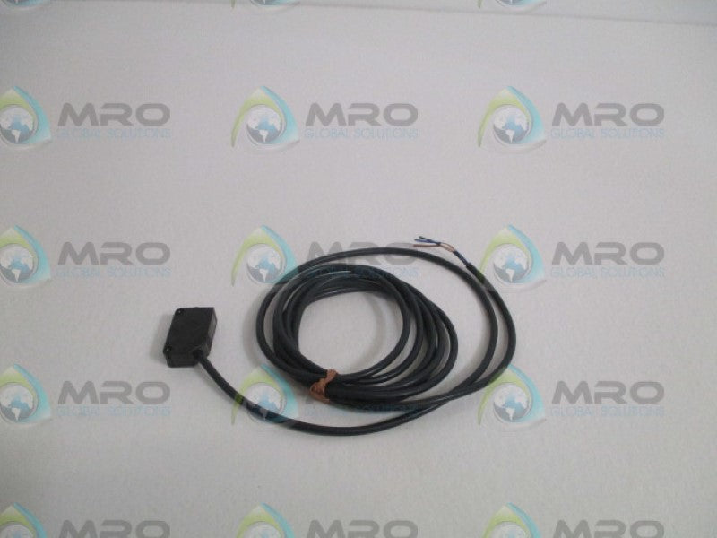 OMRON E3Z-T81-D PHOTOELECTRIC SENSOR (MISSING ACCESSORIES) *NEW NO BOX*