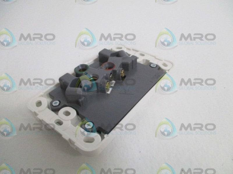 CLIPSAL 2025S TWIN SWITCHED SOCKET  NSNP