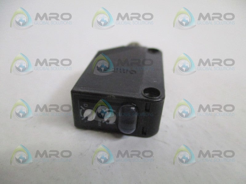 OMRON E3Z-D87 PHOTOELECTRIC SENSOR (MISSING ACCESSORIES) *NEW NO BOX*