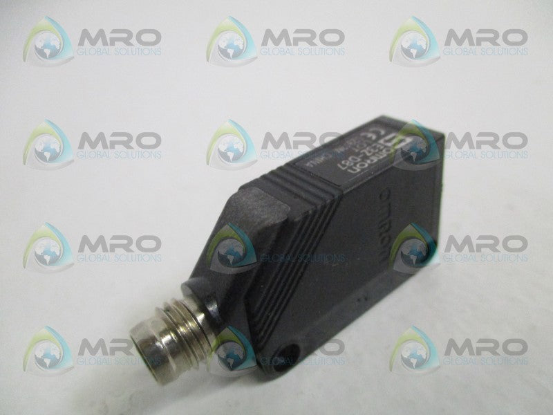 OMRON E3Z-D87 PHOTOELECTRIC SENSOR (MISSING ACCESSORIES) *NEW NO BOX*