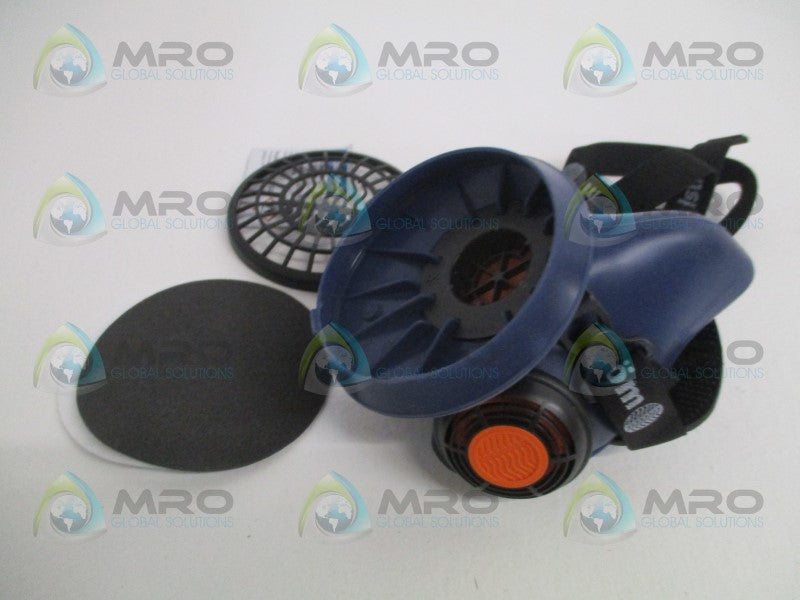SUNDSTROM SR100 HALF MASK RESPIRATOR SILICONE SIZE: M/L *NEW IN BOX*