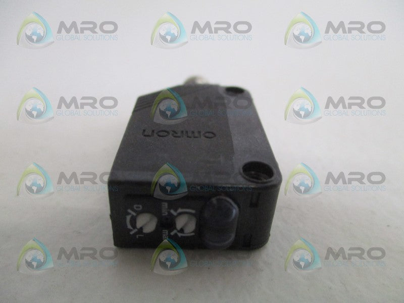 OMRON E3Z-D87 PHOTOELECTRIC SWITCH (MISSING ACCESSORIES) *NEW NO BOX*