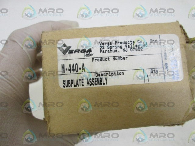 VERSA VALVE SUBPLATE ASSEMBLY M-440-A *NEW IN BOX*
