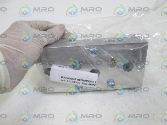 VERSA VALVE SUBPLATE ASSEMBLY M-440-A *NEW IN BOX*