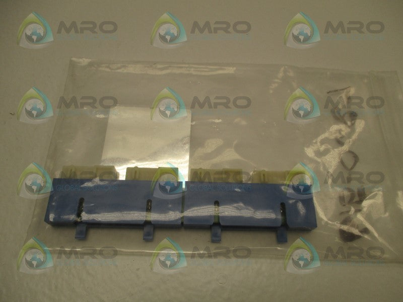 FOXBORO P0500XL 4-SLOT CONNECTOR ASSEMBLY  NSNP IN FACTOR BAG