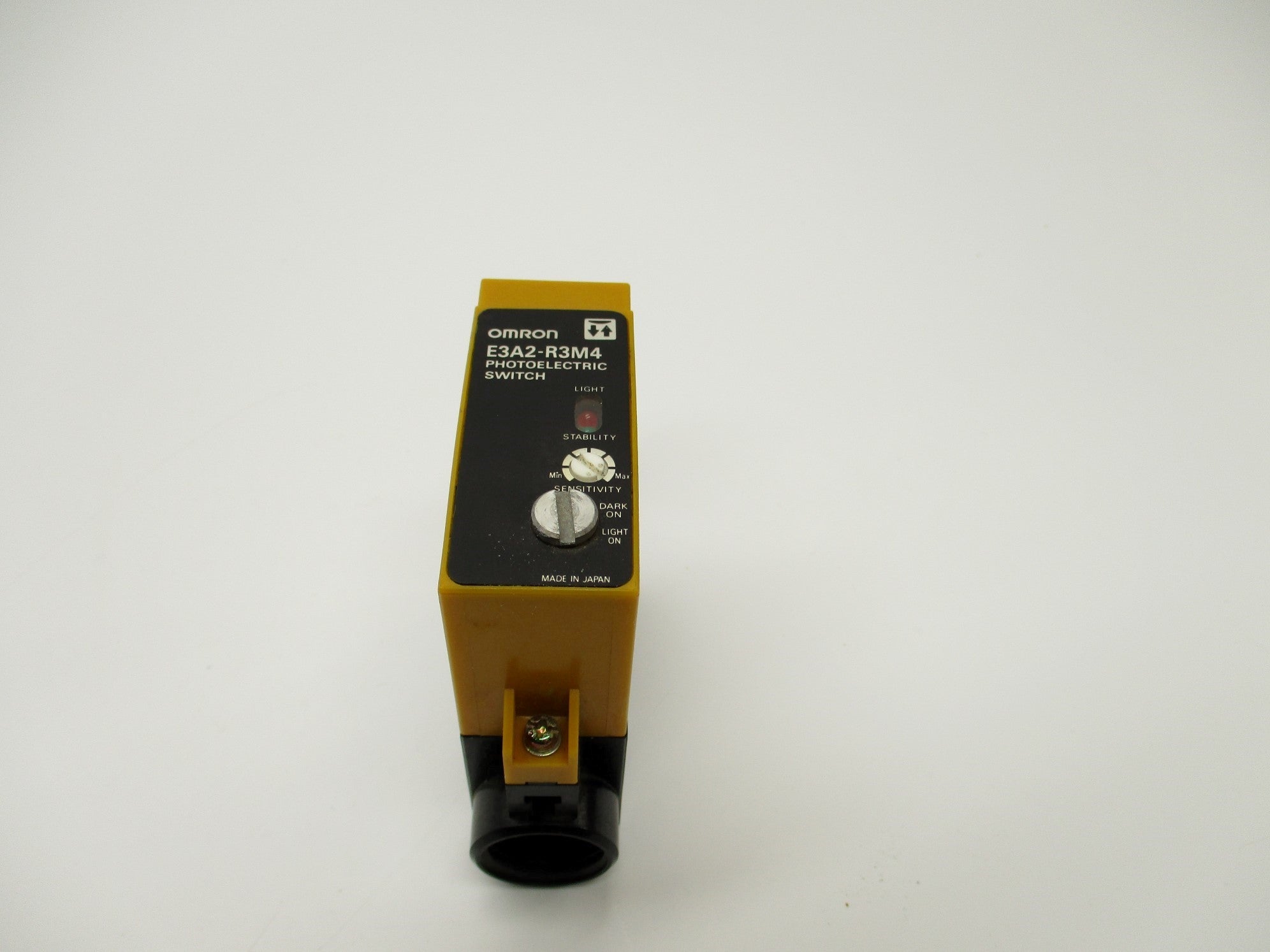 OMRON E3A2-R3M4 NSNP