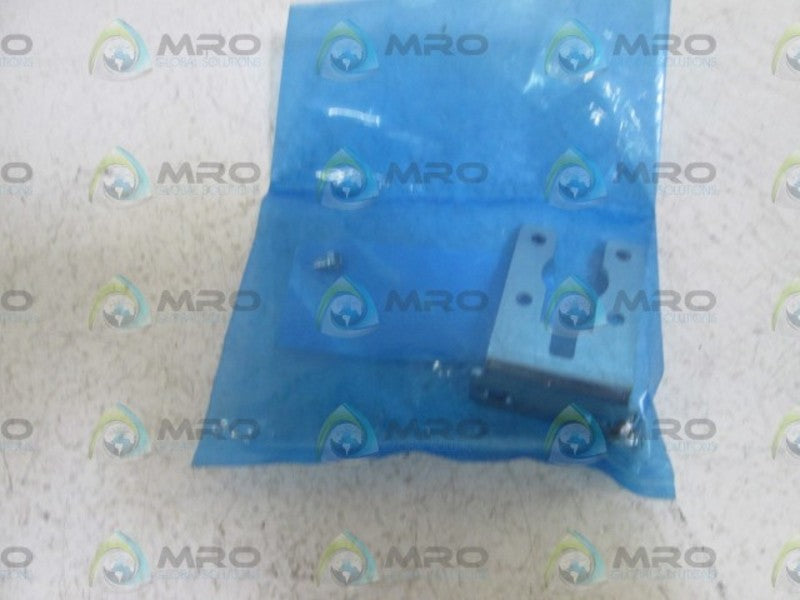 SMC CONNECTOR MOUNTING BRACKET RIGH ANGLE ZS-27-B * NEW IN BAG *