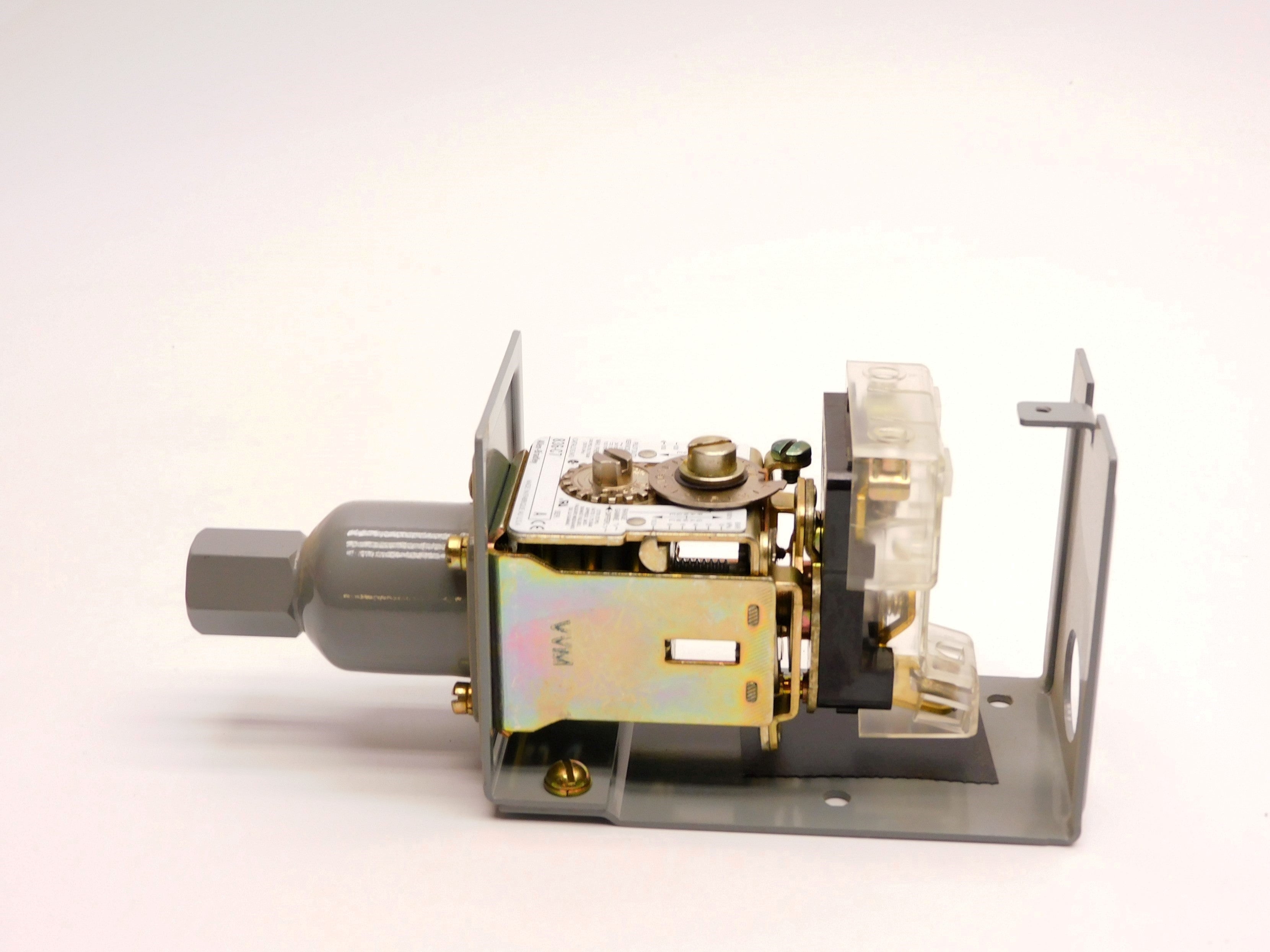 ALLEN BRADLEY 836-C7 SER. A 24-600V 300PSI NSNP