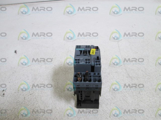 SIEMENS CONTACTOR 3RT2026-2BB40 (CRACKED AS PICTIRED) *AS IS*
